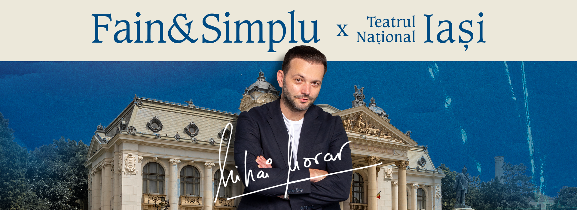 Banner Fain & Simplu la Iași, cu Mihai Morar în fața Teatrului Național